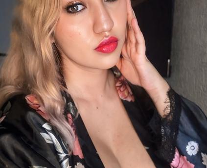 Girl Alone - RoxxanaLovelySexxy