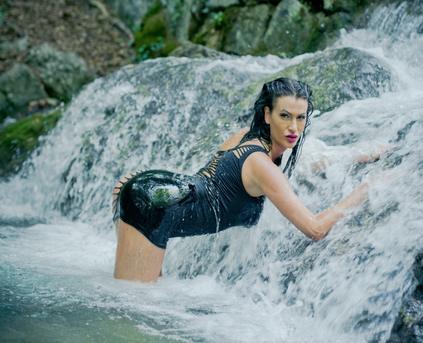 Girl Alone - Allusikkk