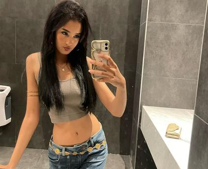 Girl Alone - Roxane_Tall