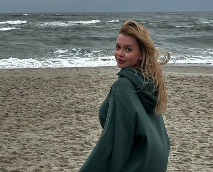 Girl Alone - Alysa_Meow