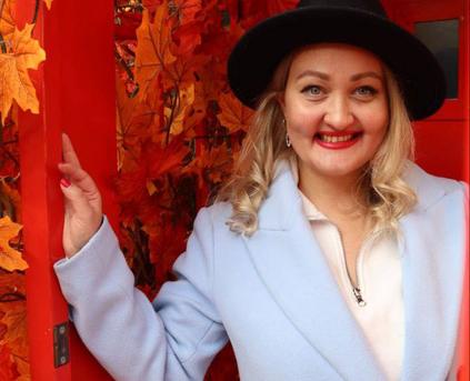 Shy Girl Alone - CurvyMusee