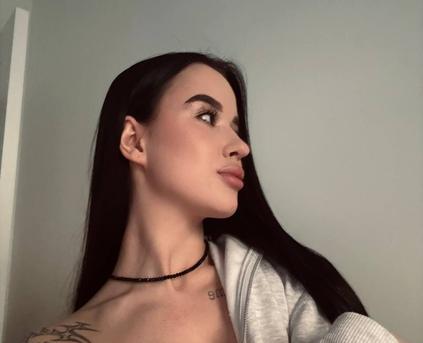 Shy Girl Alone - DearAnni