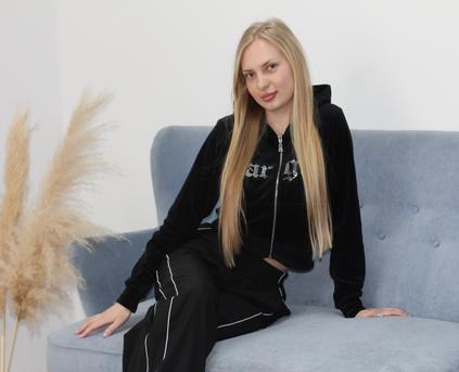 Shy Girl Alone - NancyTuun