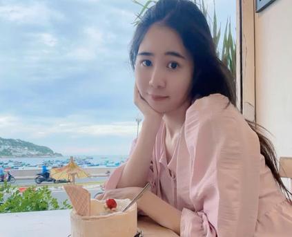 Girl Alone - Emily2011