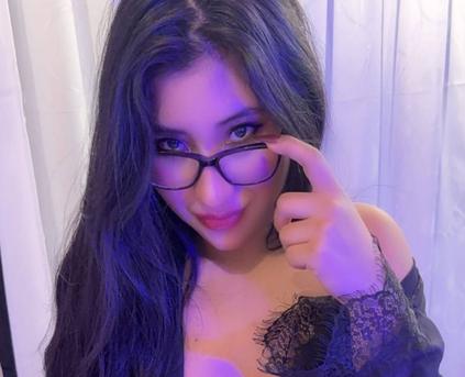 Girl Alone - valenlopezz_