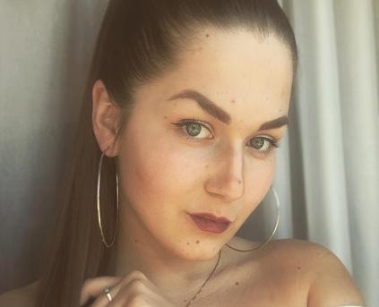 Shy Girl Alone - MiaFresh